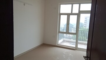 Room in 3 BHK Apartment at Omaxe Waterscapes, Gomti Nagar – for Rent