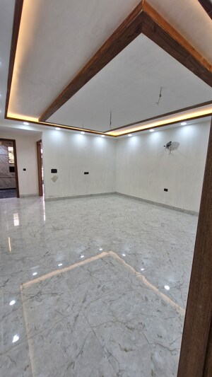 Furnished Amenities in 3 BHK Builder Floor at Green Fields Colony – for Sale