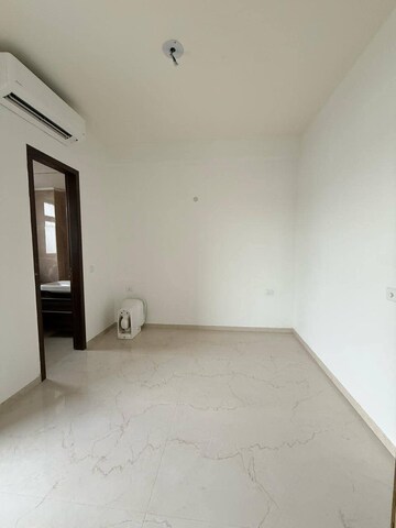 Room in 3 BHK Apartment at Smart World Orchard, Sector 61 – for Rent