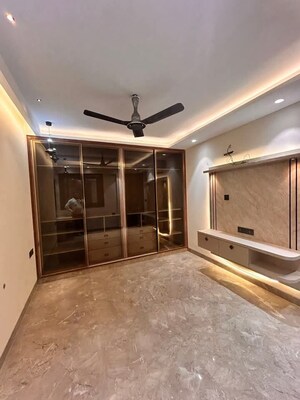 Room in 3 BHK Builder Floor at Dwarka Mor – for Sale