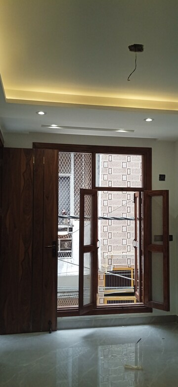 Room in 2 BHK Builder Floor at Igi Airport Area – for Sale