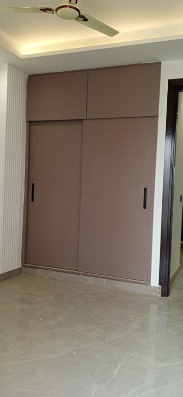 Room in 2 BHK Builder Floor at Igi Airport Area – for Sale