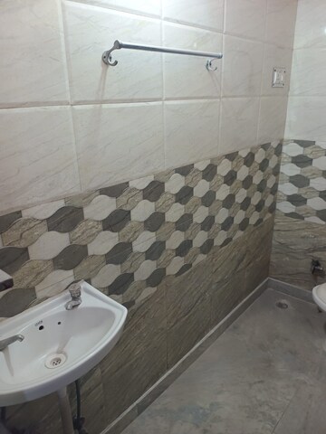 Bathroom in 2.5 BHK Builder Floor at Mayur Vihar – for Rent