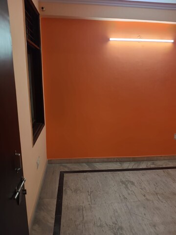 Room in 2.5 BHK Builder Floor at Mayur Vihar – for Rent