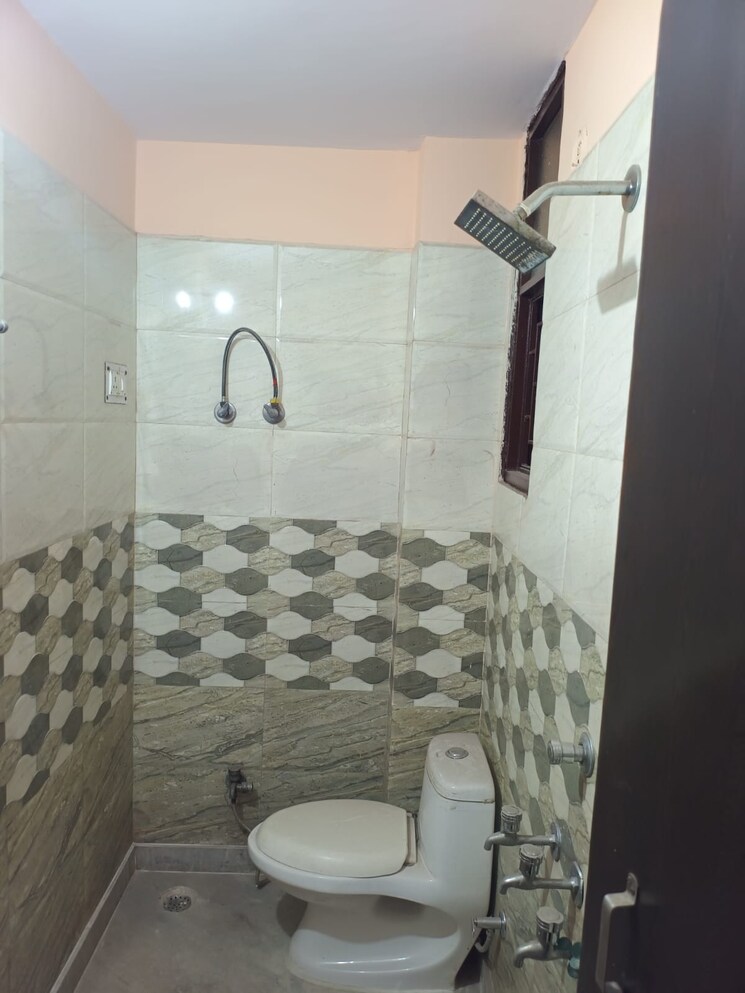 Bathroom, mayur vihar 2.5 Bedroom 750 Sq.Ft. Builder Floor In Mayur Vihar Delhi 8857975