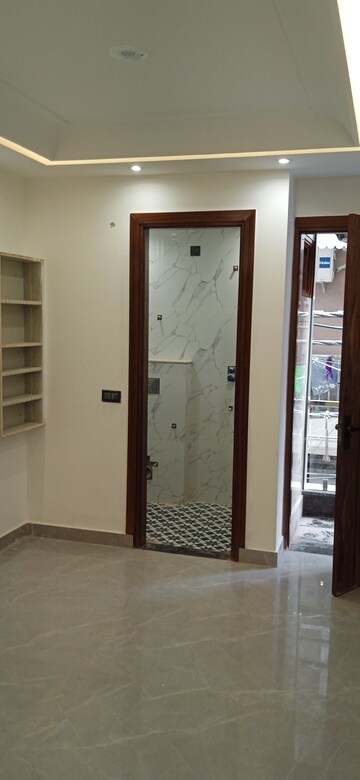 Room in 3 BHK Builder Floor at Igi Airport Area – for Sale
