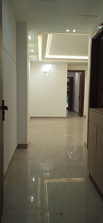 Room in 3 BHK Builder Floor at Igi Airport Area – for Sale