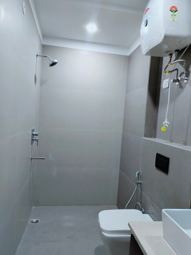 Bathroom, shivalik colony 3 Bedroom 1800 Sq.Ft. Apartment In Shivalik Colony Delhi 8858016