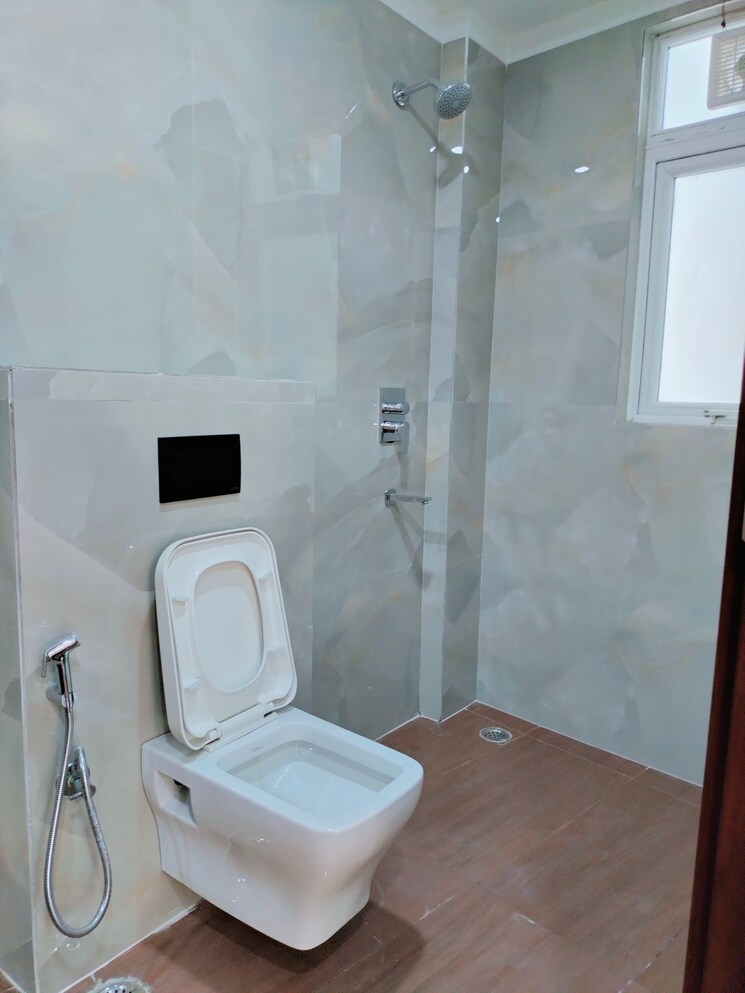 Bathroom, shivalik colony 3 Bedroom 1800 Sq.Ft. Apartment In Shivalik Colony Delhi 8858016