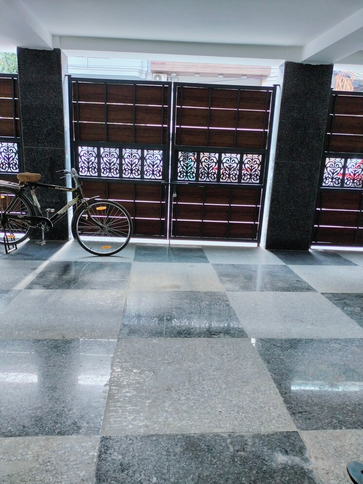  Parking, shivalik colony 3 Bedroom 1800 Sq.Ft. Apartment In Shivalik Colony Delhi 8858016