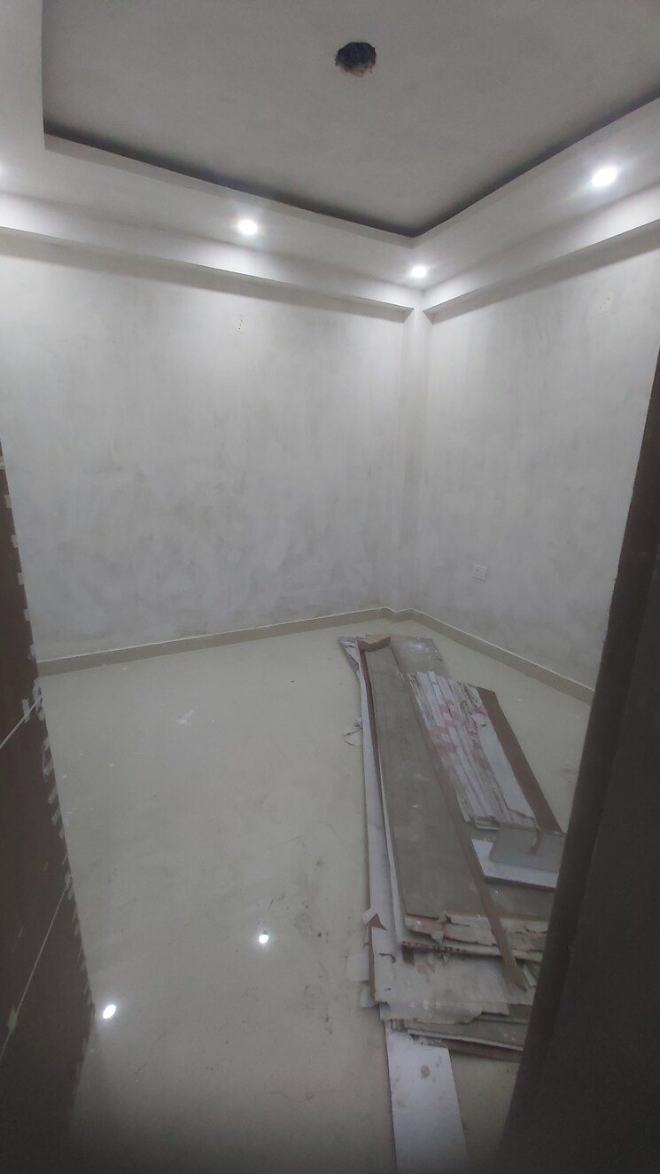 Room, mayur vihar 3.5 Bedroom 900 Sq.Ft. Builder Floor In Mayur Vihar Delhi 8858030