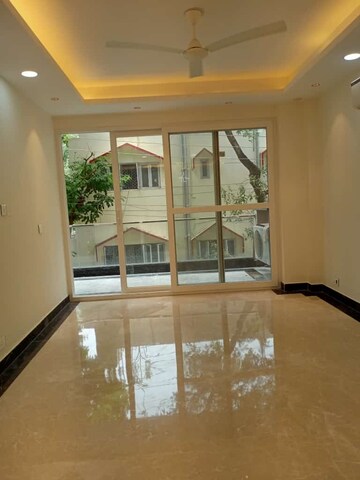 Room in 3 BHK Apartment at Veera Safdarjung Enclave, Safdarjung Enclave – for Rent