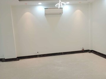 Room in 3 BHK Apartment at Veera Safdarjung Enclave, Safdarjung Enclave – for Rent