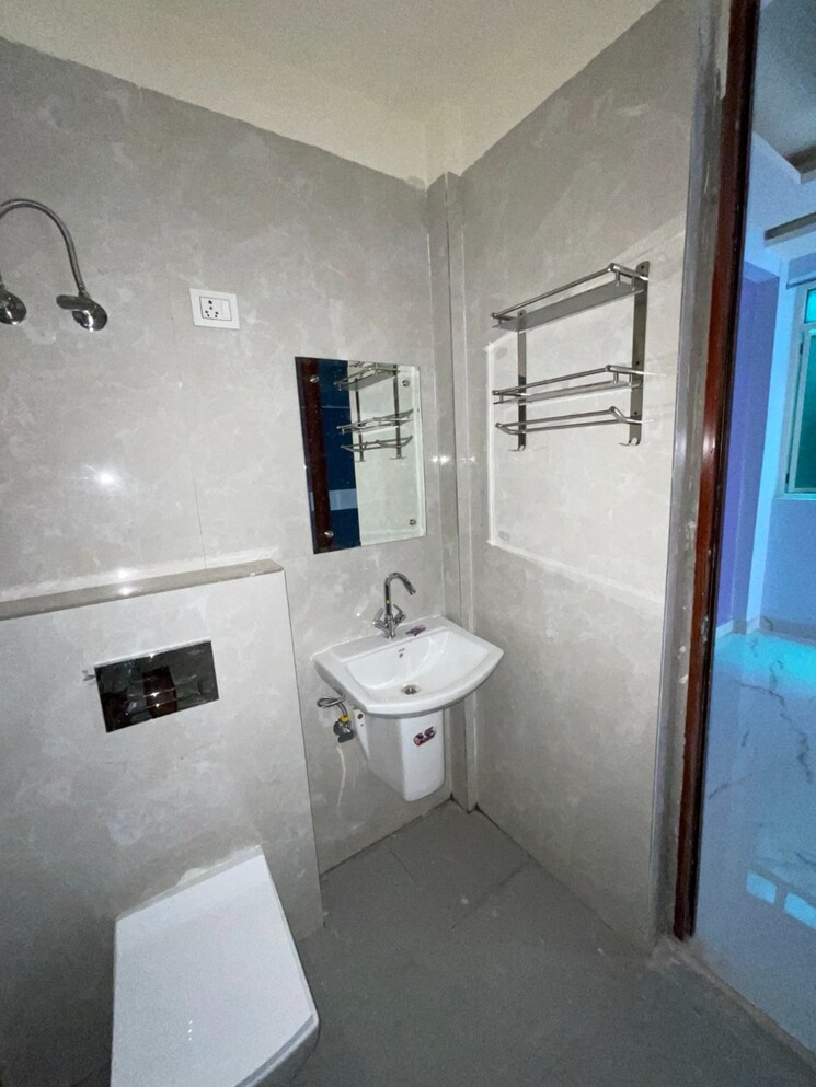 Bathroom, sector 49 3 Bedroom 1200 Sq.Ft. Builder Floor In Sector 49 Noida 8858262