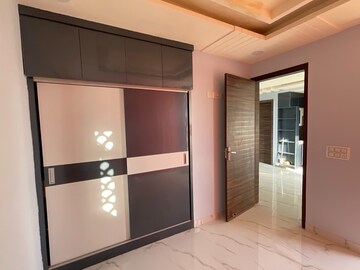 Room in 3 BHK Builder Floor at Sector 49 – for Rent