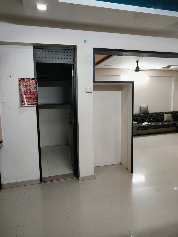 Room, adajan 2 Bedroom 1200 Sq.Ft. Apartment In Adajan Surat 8858438