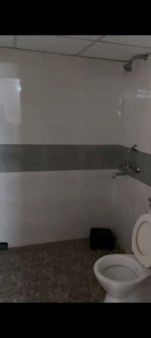 Furnished Amenities in 3 BHK Builder Floor at Indrapuram – for Sale