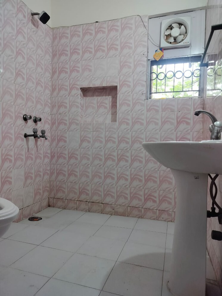 Attached Bathroom, sarita vihar 3 Bedroom 1500 Sq.Ft. Apartment In Sarita Vihar Delhi 8858483
