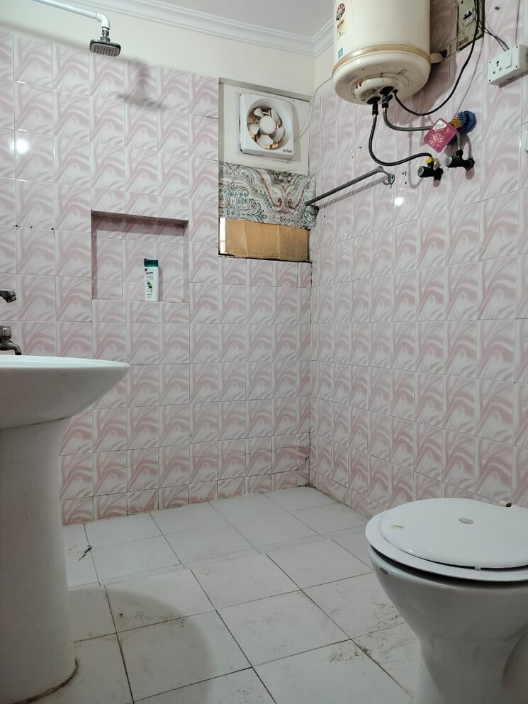 Attached Bathroom, sarita vihar 3 Bedroom 1500 Sq.Ft. Apartment In Sarita Vihar Delhi 8858483