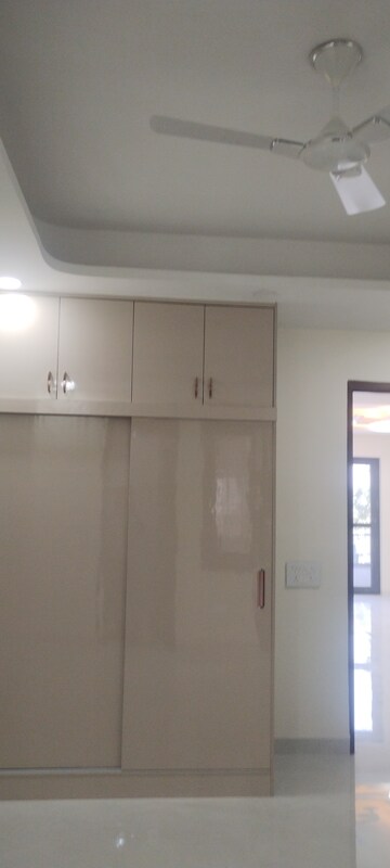 Furnished Amenities in 3 BHK Builder Floor at RWA Apartments Sector 19, Sector 19 – for Rent