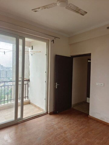 Room in 3 BHK Apartment at Amrapali Golf Homes, Sector 4 Greater Noida – for Rent
