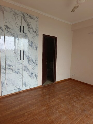 Room in 3 BHK Apartment at Amrapali Golf Homes, Sector 4 Greater Noida – for Rent