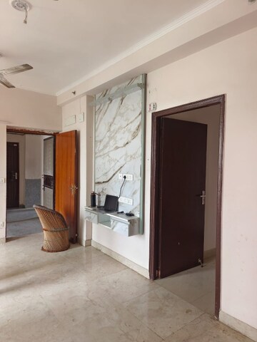 Room in 3 BHK Apartment at Amrapali Golf Homes, Sector 4 Greater Noida – for Rent