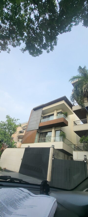 Master Bedroom in 4 BHK Builder Floor at DDA Taimoor Enclave, New Friends Colony – for Rent