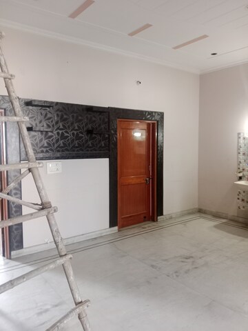Room in 3 BHK Builder Floor at Huda – for Rent