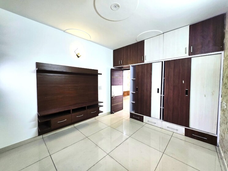 Room, kishanpura 3 Bedroom 125 Sq.Yd. Apartment In Kishanpura Zirakpur 8858608