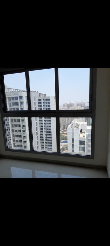 Room in 2 BHK Apartment at Piramal Vaikunth, Balkum Pada – for Rent
