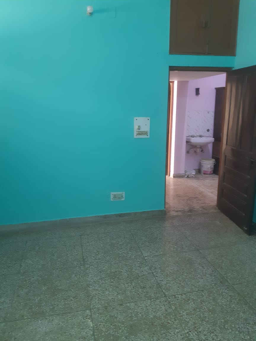 1 Rk  200 Sq.Yd. Builder Floor in Green View Apartment Sector 15A