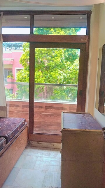 Room in 2 BHK Builder Floor at South Extension ii – for Rent