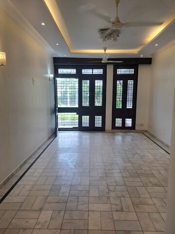 Room in 4 BHK Apartment at Jal Vayu Vihar Noida, Sector 21 – for Rent