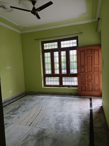 Room in 2 BHK Independent House at Gomti Nagar – for Rent