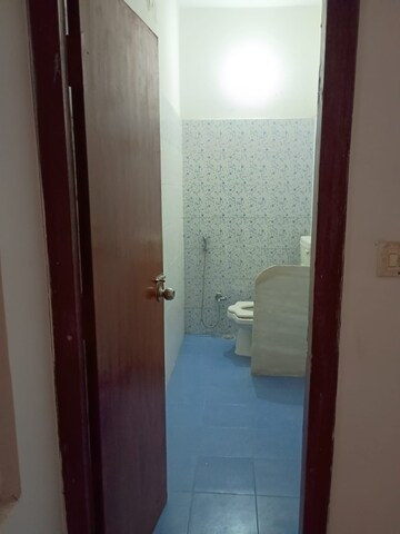 Attached Bathroom in 2 BHK Independent House at Gomti Nagar – for Rent