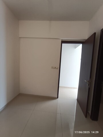 Room in 4 BHK Apartment at Runwal Elegante, Andheri West – for Rent
