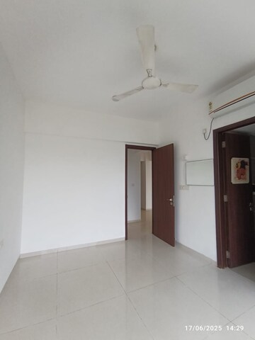Room in 4 BHK Apartment at Runwal Elegante, Andheri West – for Rent