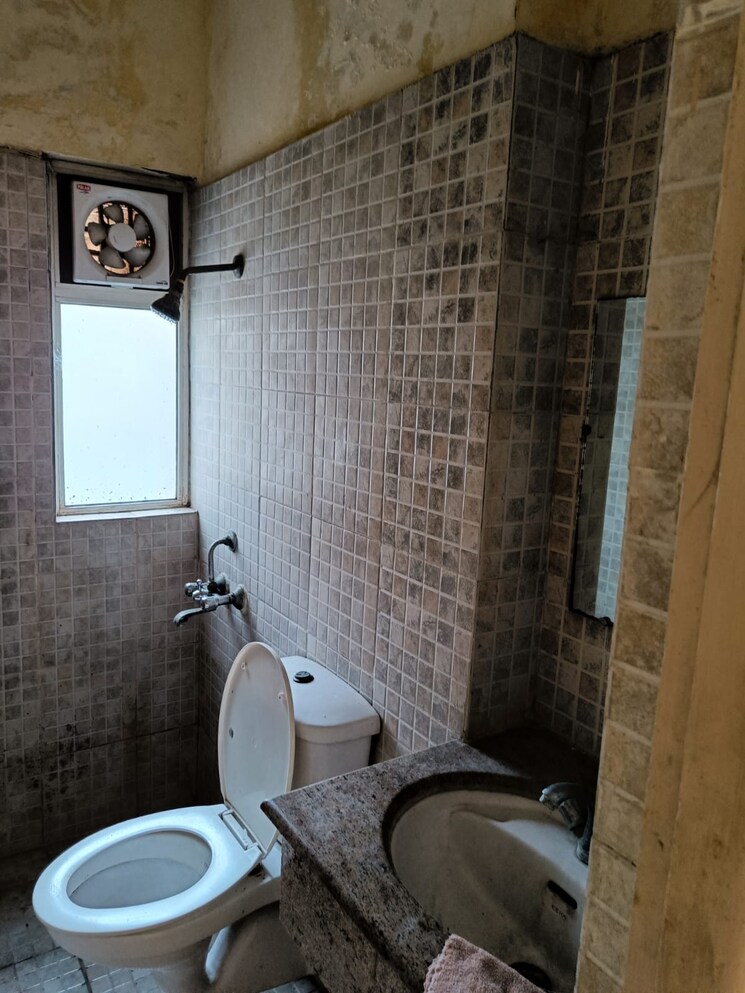 Bathroom, paras-tierea 2 Bedroom 825 Sq.Ft. Apartment In Sector 137 Noida 8859629