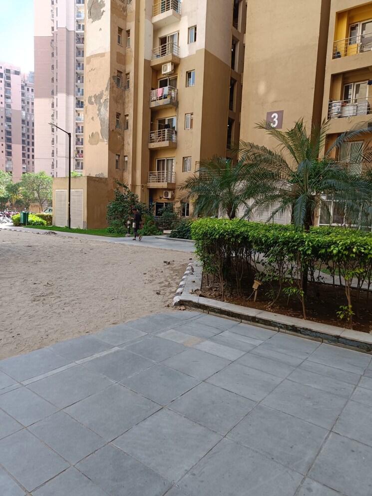 Balcony, paras-tierea 2 Bedroom 825 Sq.Ft. Apartment In Sector 137 Noida 8859629