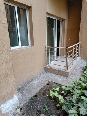 Room in 2 BHK Apartment at Paras Tierea, Sector 137 – for Sale