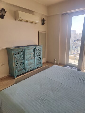 Room in 3 BHK Apartment at DLF Ultima Phase II, Sector 81 – for Rent