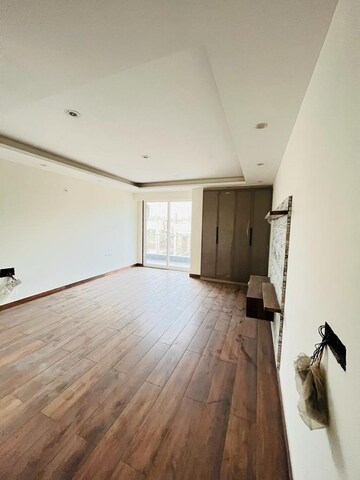 Room in 5 BHK Builder Floor at Unitech Uniworld Resorts-The Residences, Sector 33 – for Rent