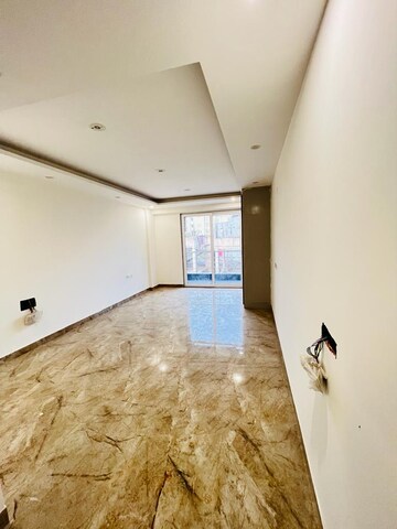 Room in 5 BHK Builder Floor at Unitech Uniworld Resorts-The Residences, Sector 33 – for Rent