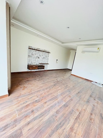 Room in 5 BHK Builder Floor at Unitech Uniworld Resorts-The Residences, Sector 33 – for Rent