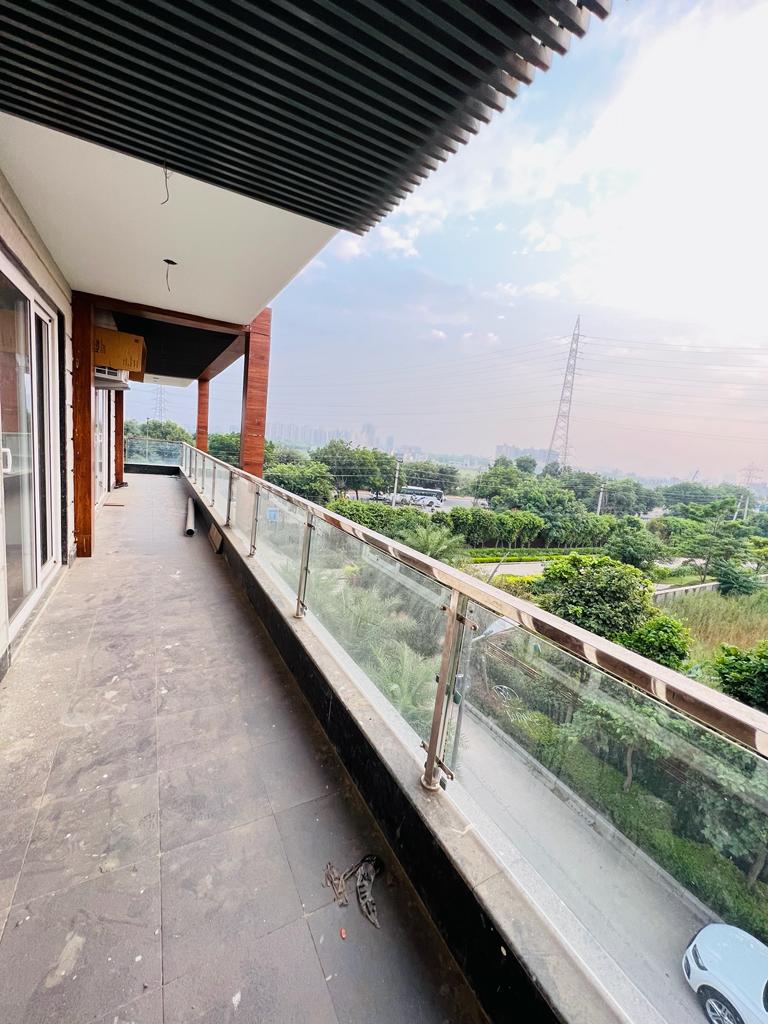 5 BHK + Servant Room,Study Room,Extra Room 550 Sq.Ft. Builder Floor in Unitech Uniworld Resorts-The Residences