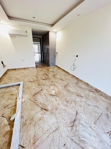 Room in 5 BHK Builder Floor at Unitech Uniworld Resorts-The Residences, Sector 33 – for Rent
