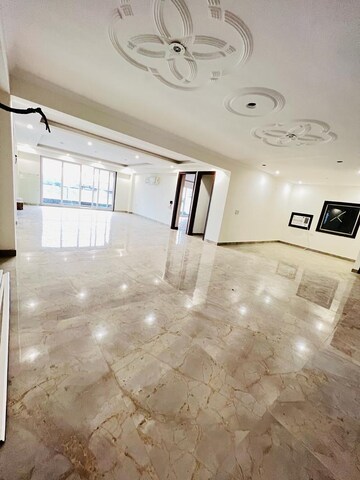 Room in 5 BHK Builder Floor at Unitech Uniworld Resorts-The Residences, Sector 33 – for Rent