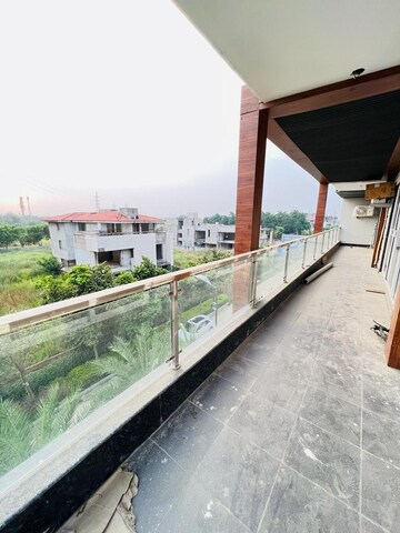 Swimming Pool in 5 BHK Builder Floor at Unitech Uniworld Resorts-The Residences, Sector 33 – for Rent
