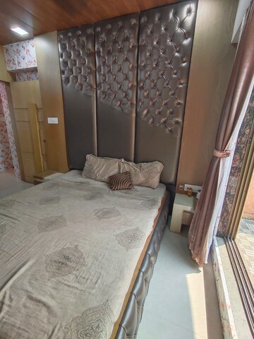 Bedroom in 2 BHK Apartment at Lodha Amara, Kolshet Road – for Rent